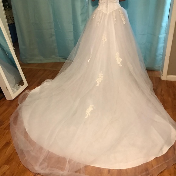 Lady Roi Bridal Wedding Gown Size 4 - Picture 6 of 8